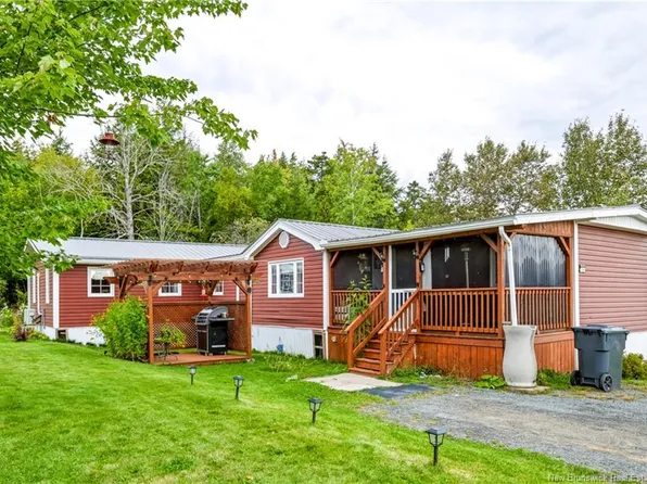 29 Clarence Cres, Nackawic, NB E6G 1G3