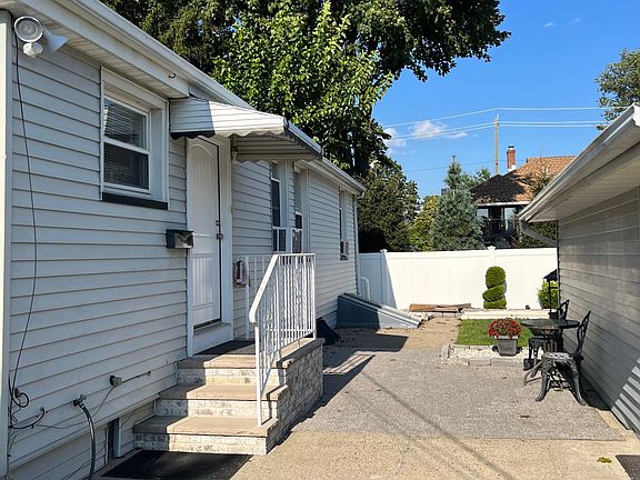 Side entrance leading into the kitchen
