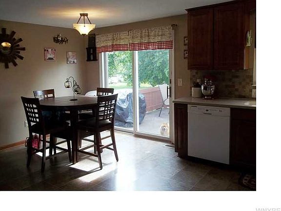 3rd image of 8095 Ashwood Dr