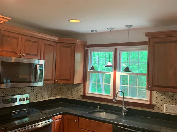 445 Robin Ct, Cheshire, CT 06410