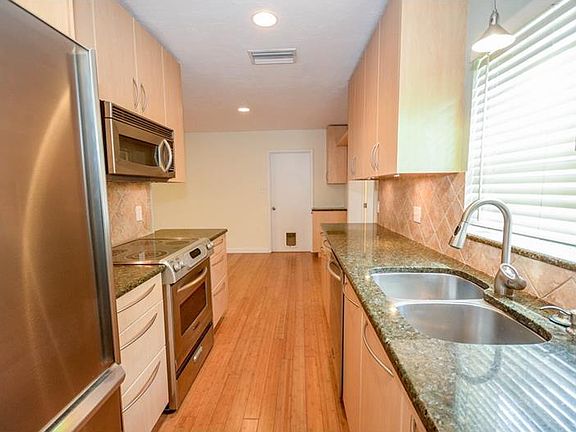 4th image of 1401 Robinson Dr N