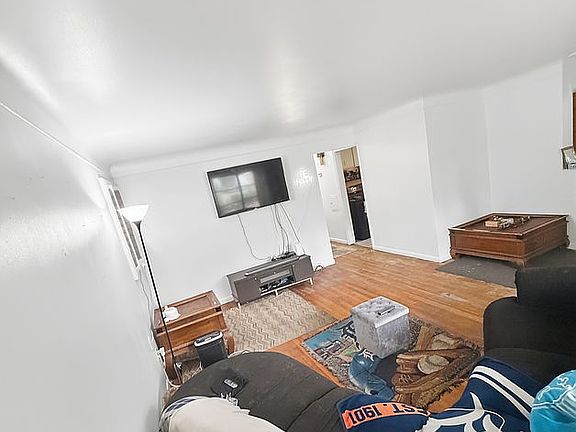 4th image of 22040 Cloverlawn St