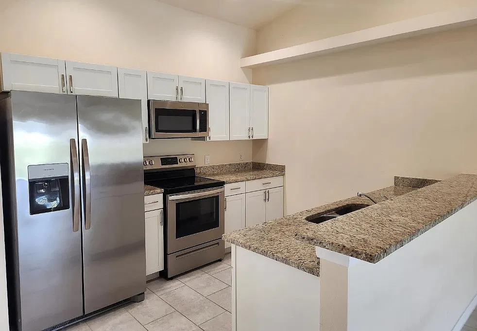 926/930 Southeast 6th Court - 926 — Photo 3