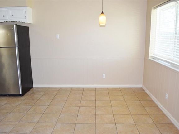 4th image of 2316 Cambridge Ct N