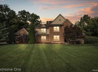 10216 Aylebury Dr, South Lyon, MI