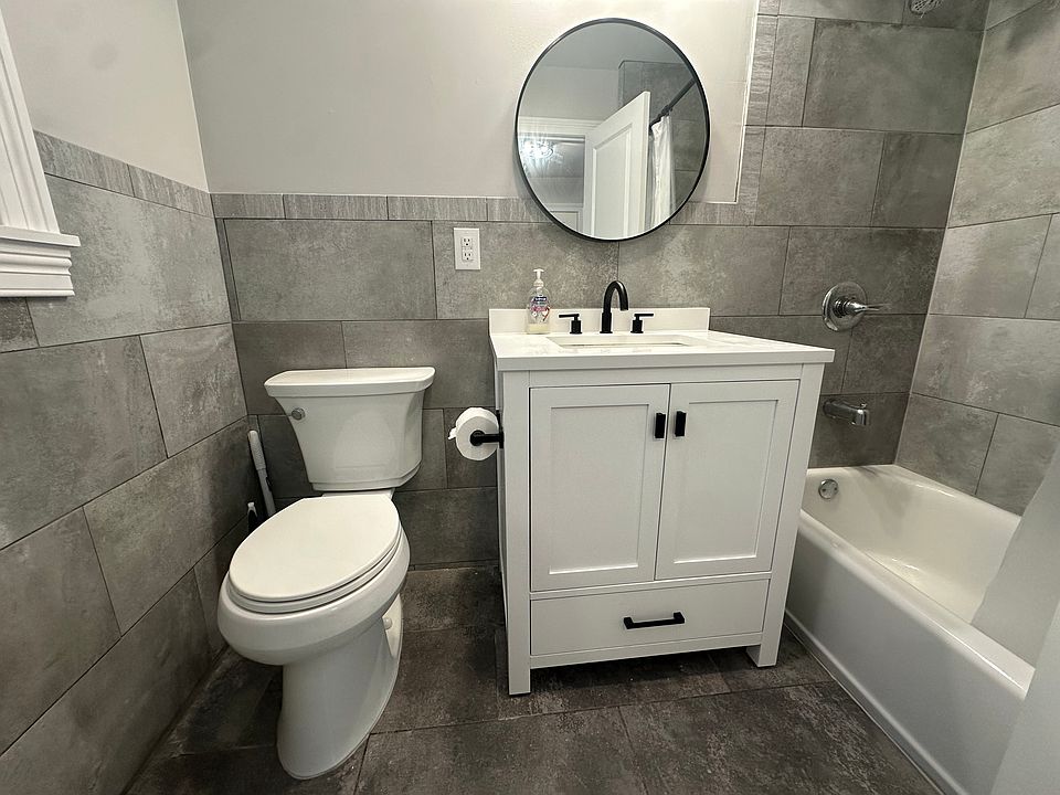 1st First Floor Full bathroom