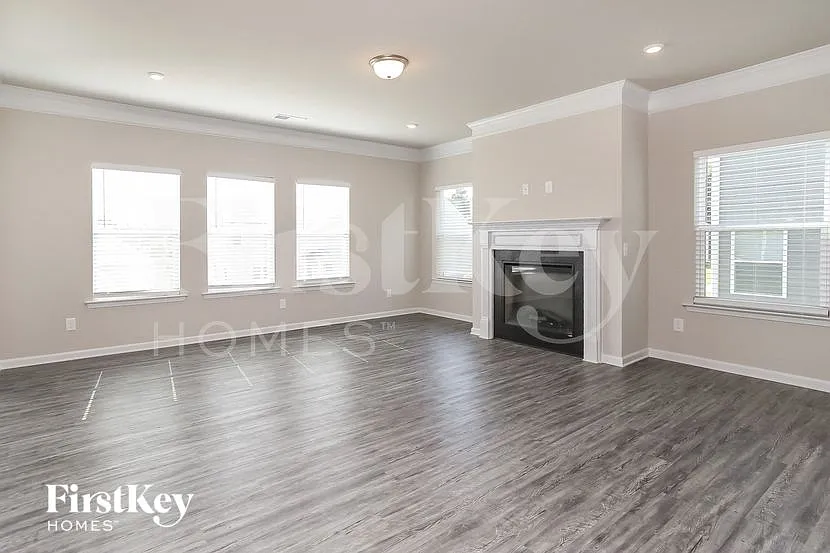5 bed, 3.0 bath, 2565 sqft, $2,330 — Photo 3