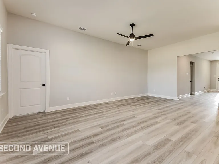 2121 Meadow Dr — Photo 7