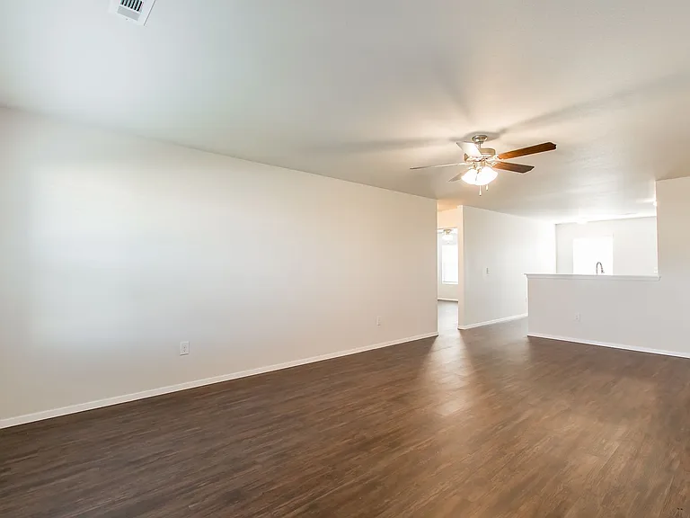 207 Pecan St — Photo 2