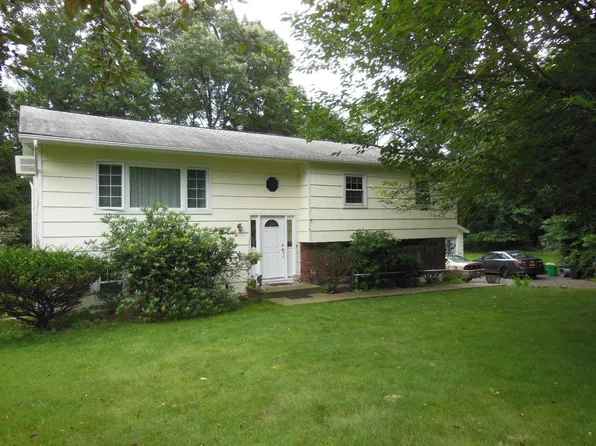 5 Brigitte Ct, Airmont, NY 10901