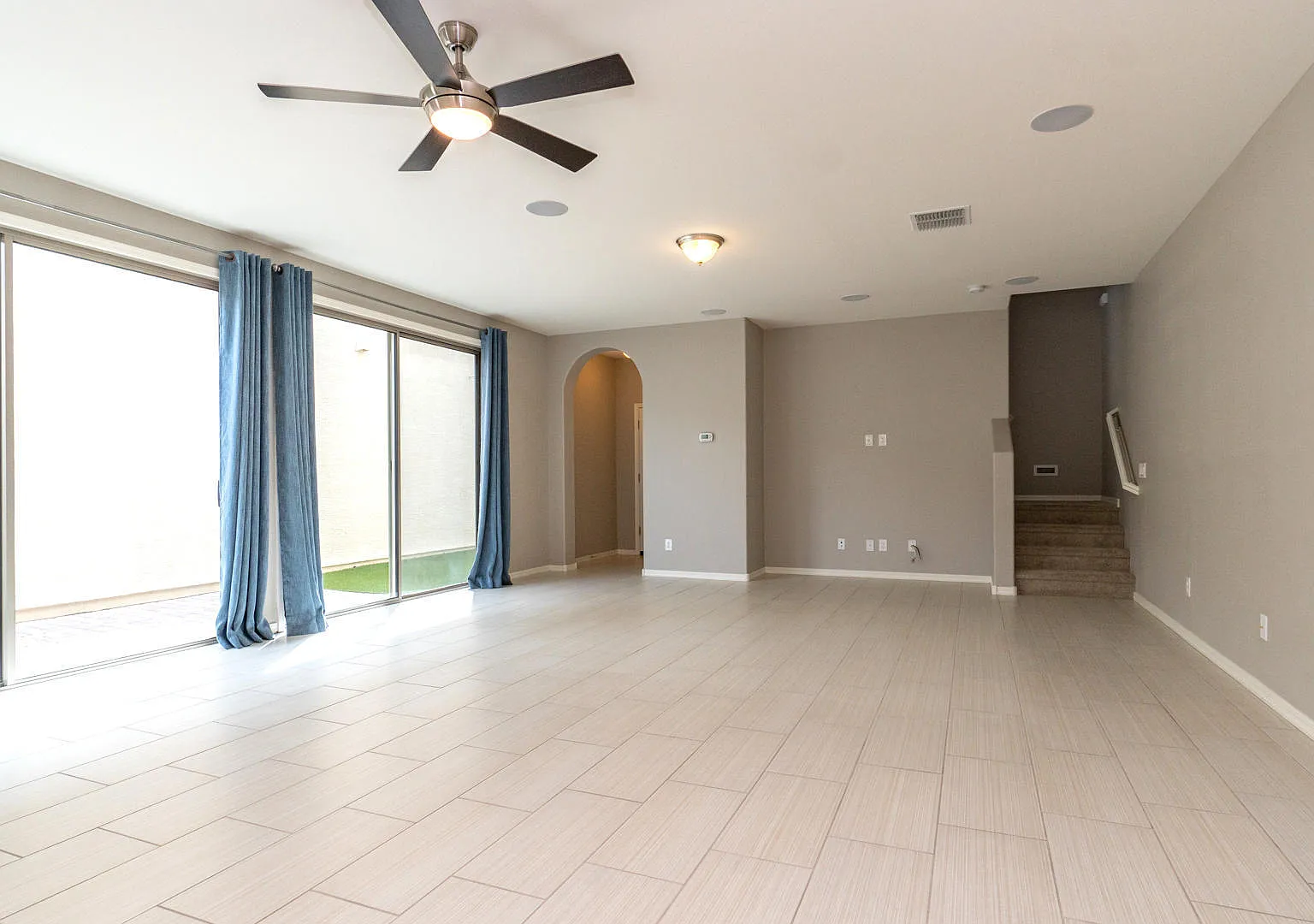3 bed, 2.5 bath, 1919 sqft, $2,450 — Photo 3