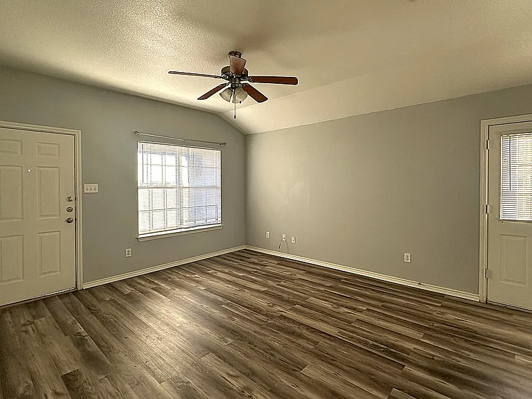 2712 Ashley Dr — Photo 7
