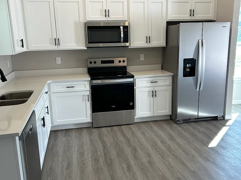 1104 Brook Ct — Photo 3
