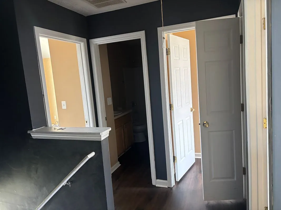 4 bed, 2.5 bath, 2800 sqft, $2,000 — Photo 3