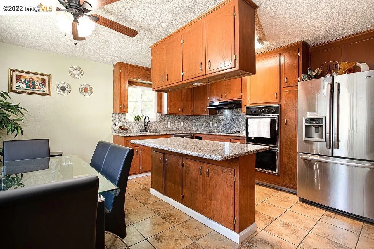 3 bed, 1300 sqft, $3,724 — Photo 4