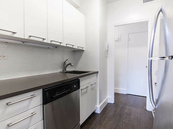 4th image of 220 E 63rd St Penthouse A0