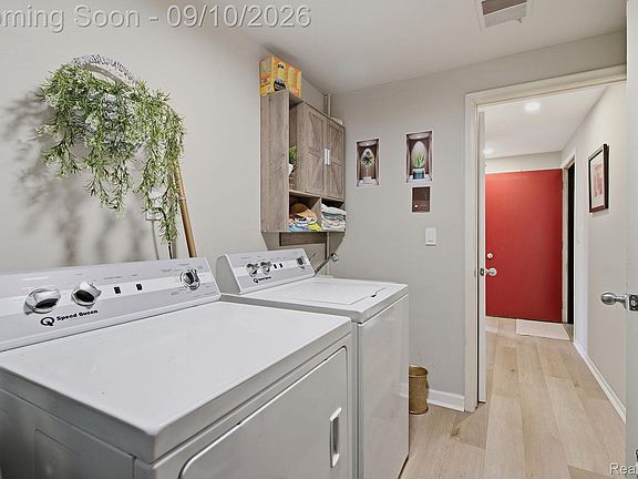 5th image of 988 Golfview Ct