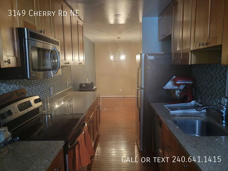 Lovely 3 BR/3.5 BA Townhome in Fort Lincoln! — Photo 3
