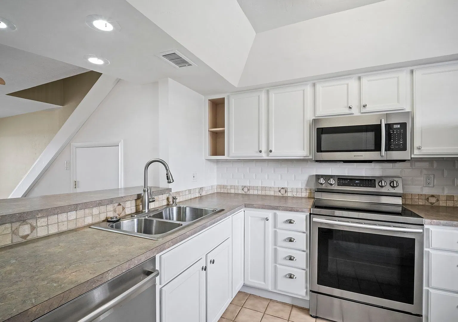 Stunning 2-bedroom, 2.5 bathroom condo with Bay view in Fort Myers Beach — Photo 4