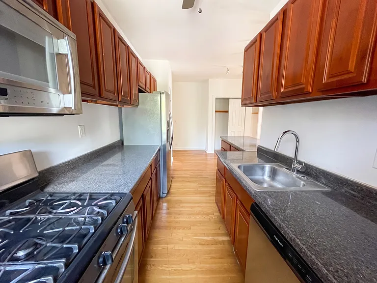 305 Ocean Ave #B5 — Photo 11