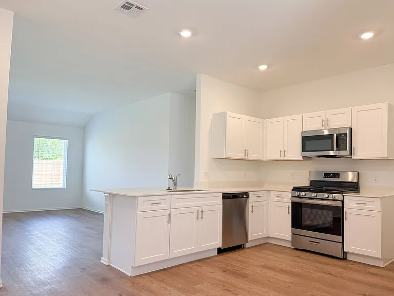 16301 Harvester Dr — Photo 6