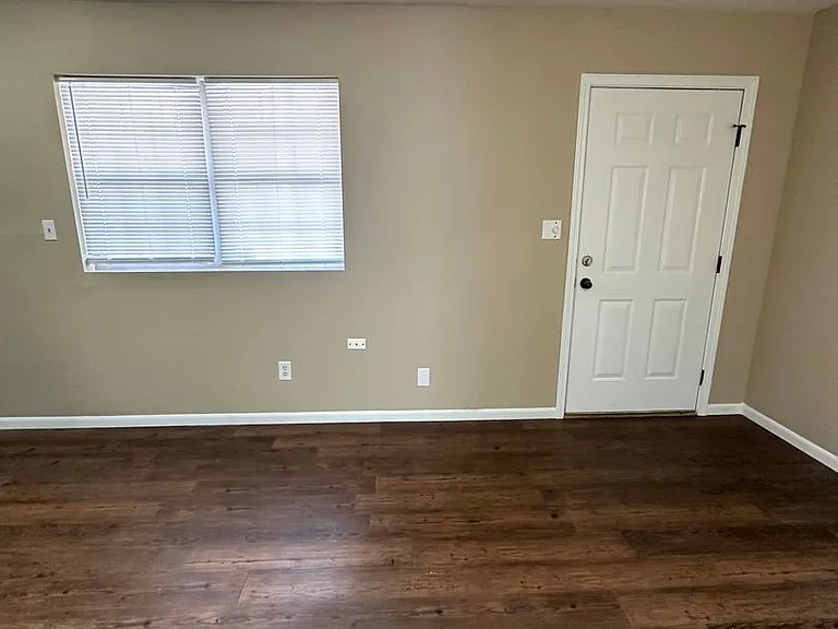 918 S Robberson Ave — Photo 5