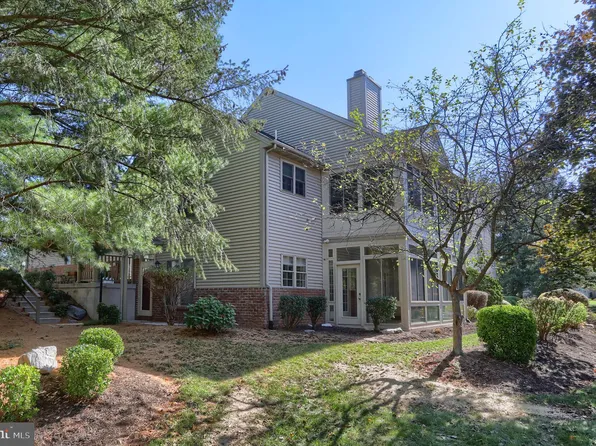 24 Glasgow Ct, Hershey, PA 17033