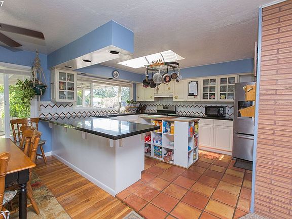 4th image of 2940 Cameo Dr