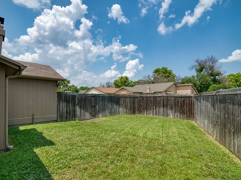 3013 Queens Way — Photo 22
