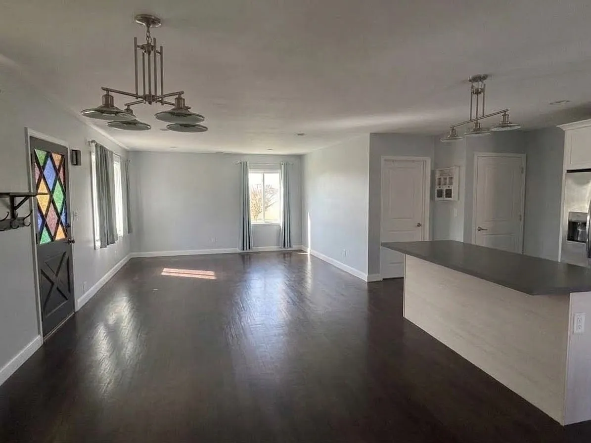 3 bed, 1350 sqft, $3,500 — Photo 2