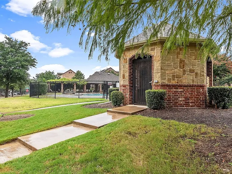 1347 Chase Ln — Photo 14