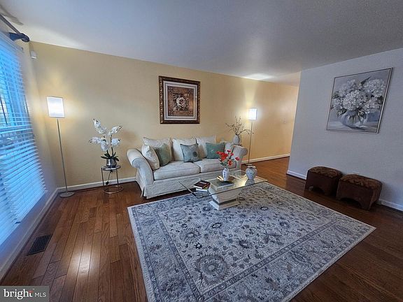 3rd image of 14505 Cambridge Cir