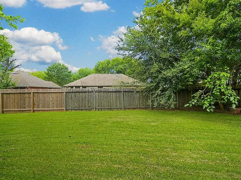 8311 Berkely Ct — Photo 5