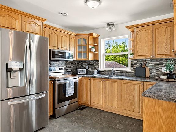 5th image of 19 Marjorie Dr
