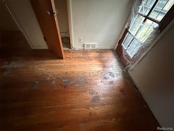 4th image of 15436 Fielding St