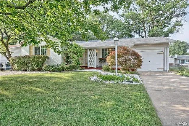 2425 Cambridge Dr photo 1