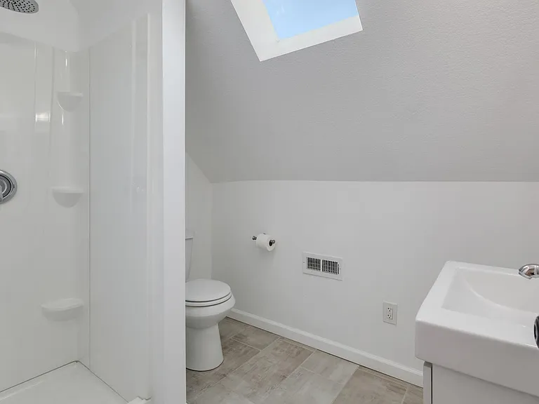 2032 Jefferson St — Photo 18