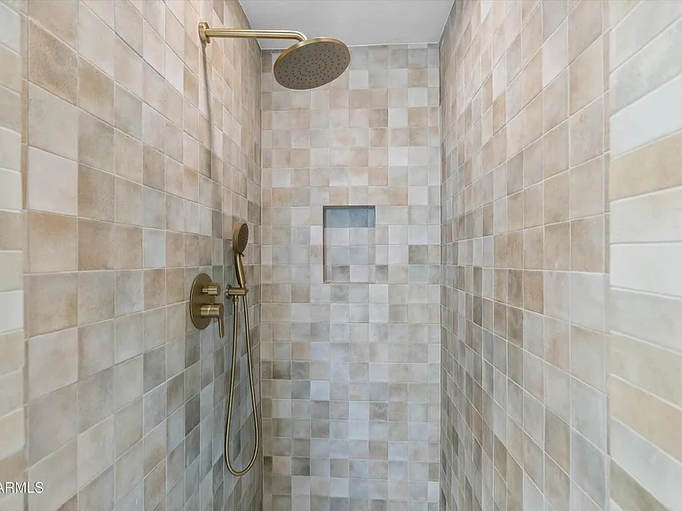 543 W 17th St — Photo 13