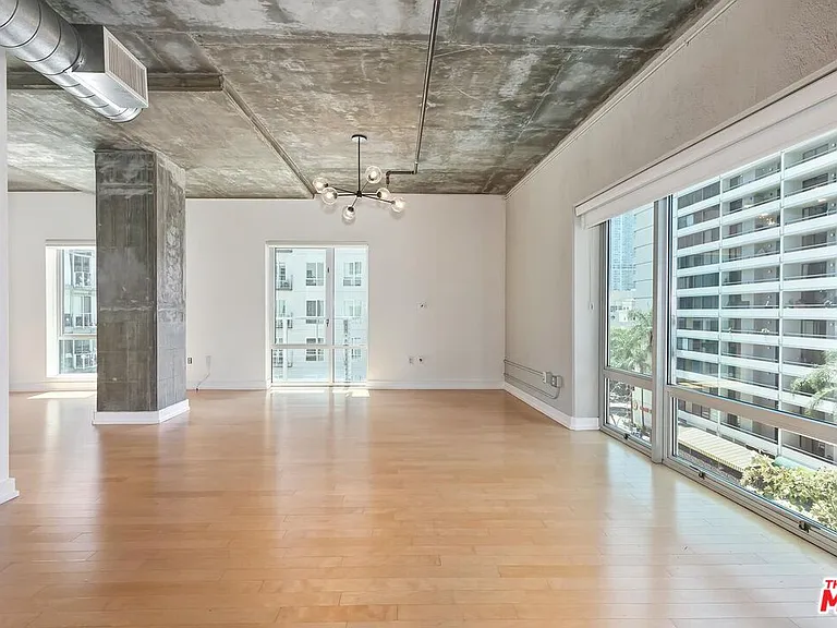 645 W 9th St #500 — Photo 2