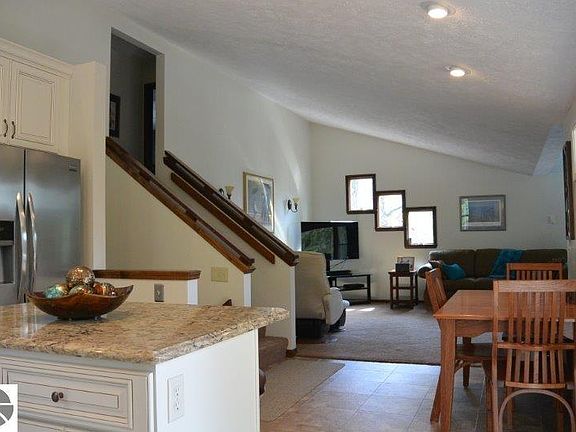 2nd image of 3010 Greenwood Dr