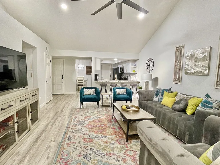 E Winchcomb Dr — Photo 14
