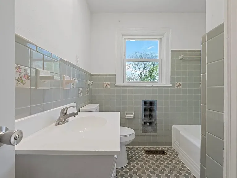 225 Maplemere Ave — Photo 9