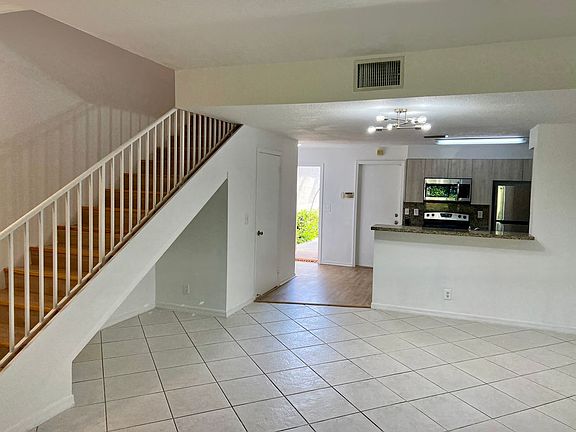 3rd image of 982 Sevilla Cir