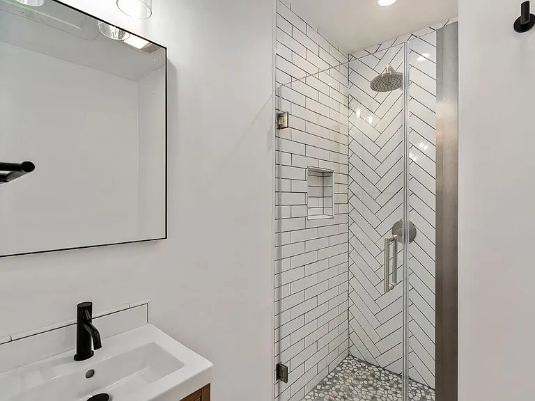 1034 Bay St — Photo 10