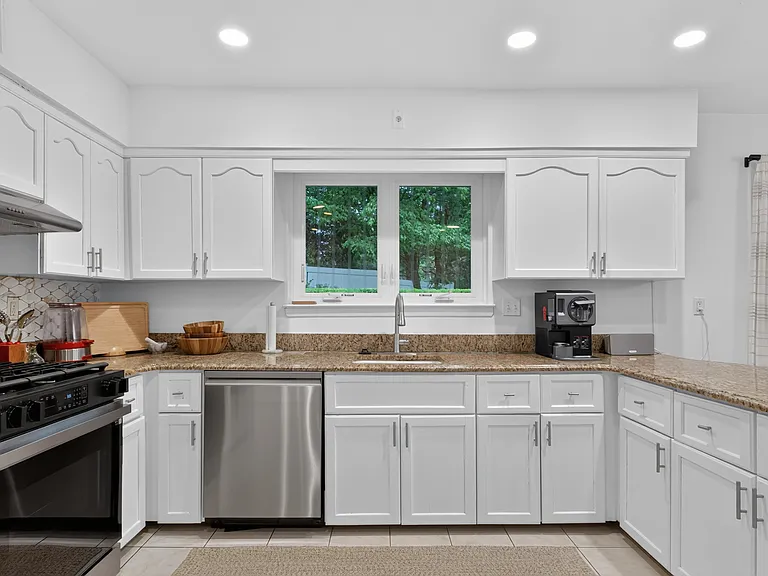 1341 Pelhamdale Ave — Photo 6