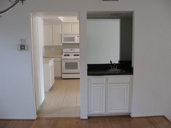 wet bar/kitchen from dining rm