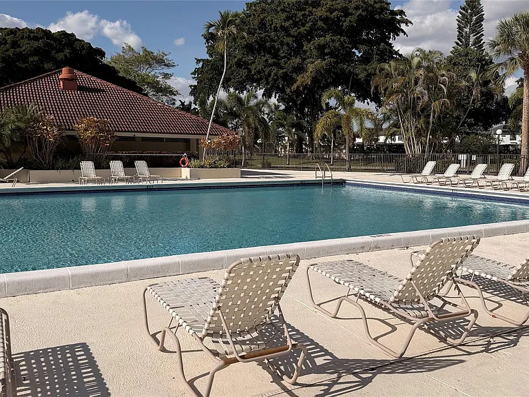 110 Lake Emerald Dr #107 — Photo 4
