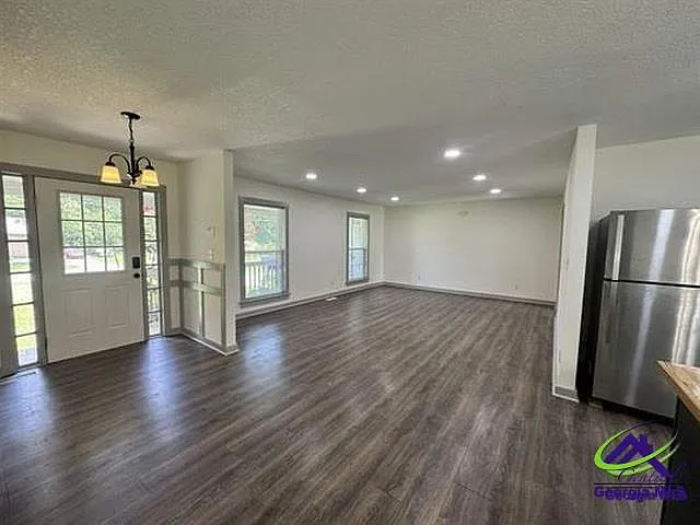 4 bed, 2.0 bath, 1687 sqft, $1,900 — Photo 3