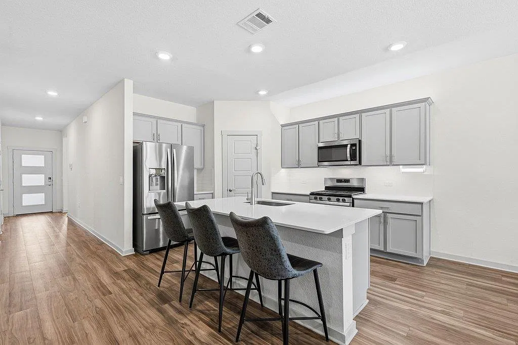 4 bed, 2.0 bath, 1726 sqft, $2,400 — Photo 2