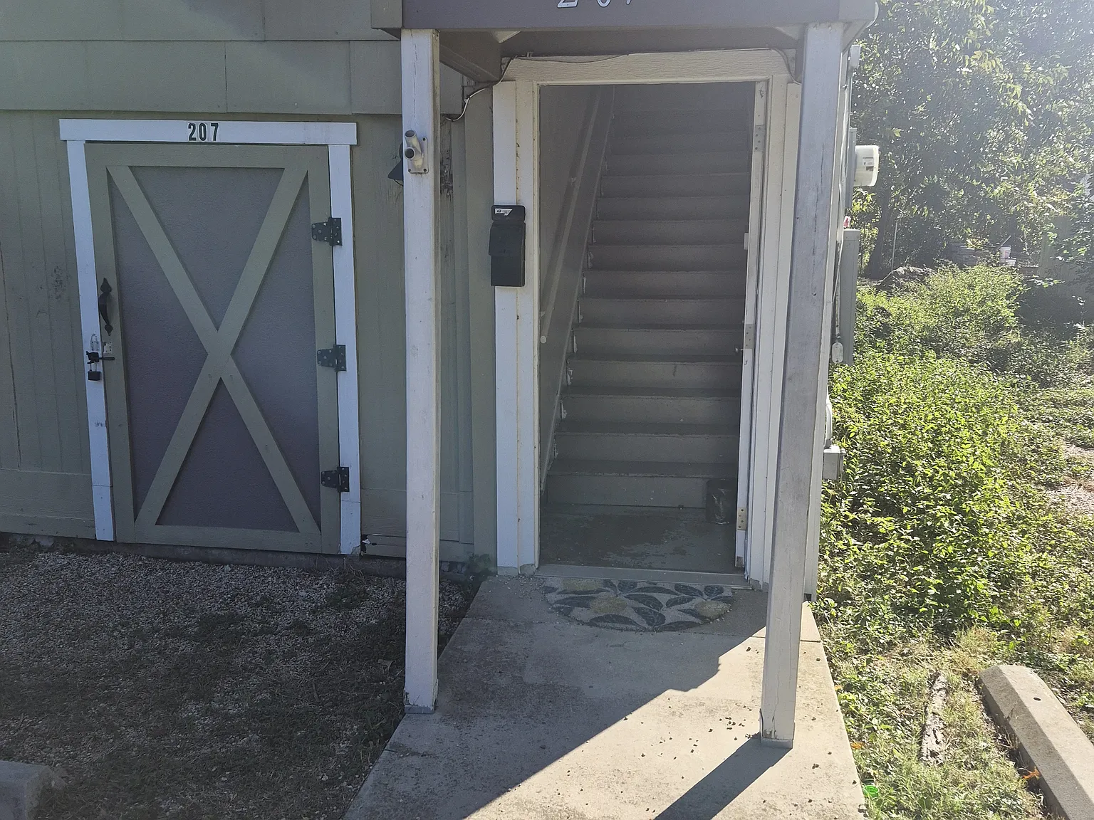 207 W King Ave — Photo 3
